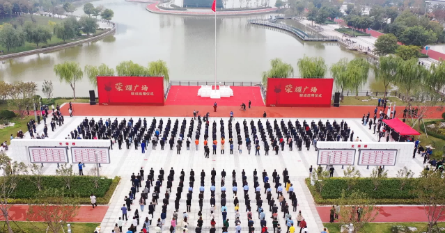 致敬城市榜樣，董事、總經(jīng)理?xiàng)畋鶚s登淄博榮耀廣場(chǎng)企業(yè)家光榮榜